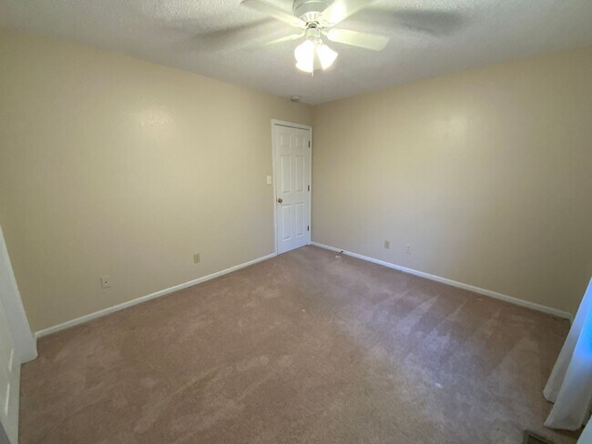 Building Photo - 3 Bedroom 2 Bathroom Duplex