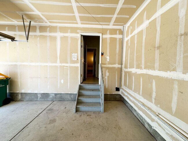 Building Photo - Bright, Spacious 2-Bedroom Home in Aurora ...