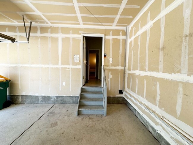Building Photo - Bright, Spacious 2-Bedroom Home in Aurora with Room to Grow