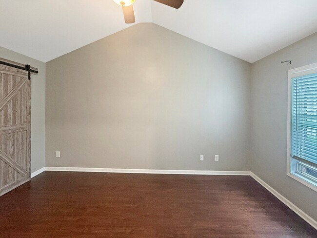 Building Photo - 2607 Woodford Ln NE