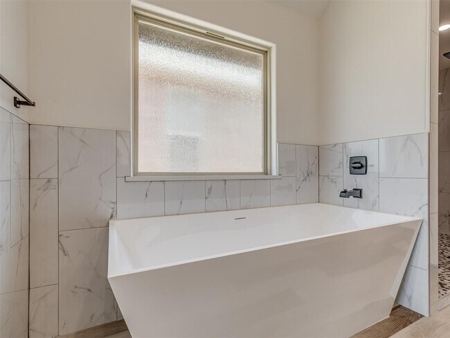Building Photo - 9332 SW 33rd Pl