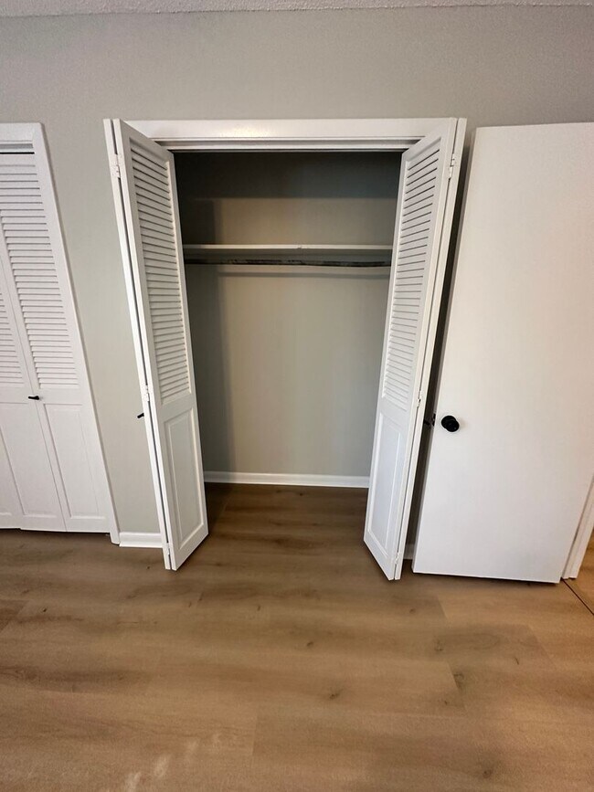 Building Photo - Beautiful 2 Bedroom 1.5 Bath Townhome!