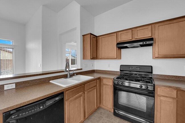 Building Photo - Beautiful 3/2 home! Corner lot in gated community!!