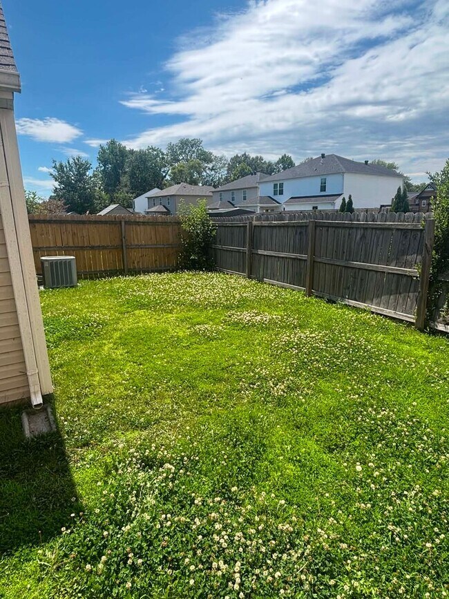 Building Photo - 2 Bed  2 Bath Attached Garage Heartland Neighborhood