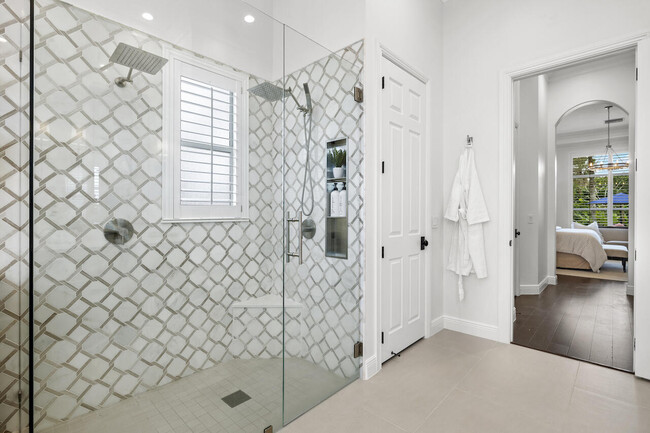 Building Photo - 15385 Meadow Wood Dr