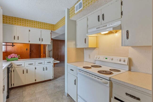 Building Photo - 8401 Tecumseh Dr