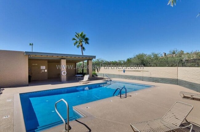 Building Photo - Large Three Bedroom Townhouse
