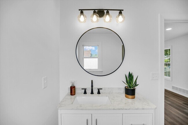 Building Photo - 1212 W Healey St