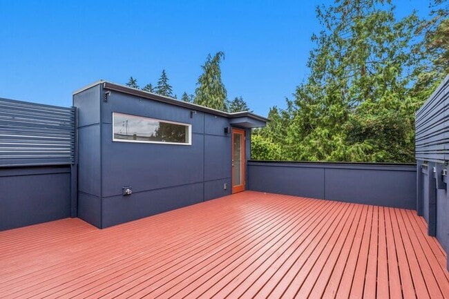 Building Photo - Stunning Standalone Townhome In Coveted Lincoln Park - Air Conditioned!