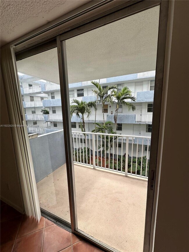 Building Photo - 1801 S Treasure Dr
