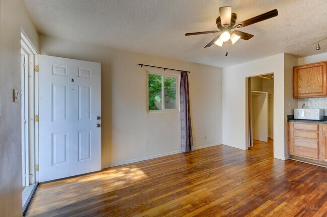 Building Photo - 306 Stanford Dr SE