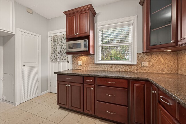 Building Photo - 7128 Staffordshire Blvd