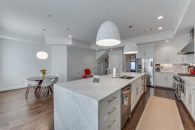 Building Photo - 418 NE 2nd St