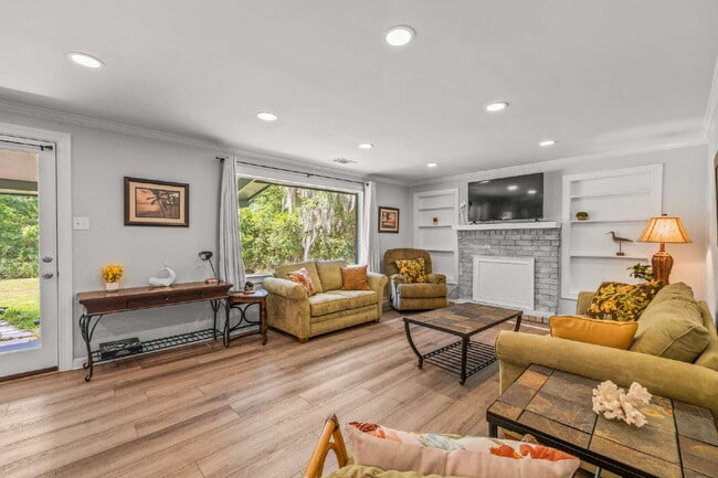 Building Photo - "Charming 3-Bedroom, 2.5-Bath Home Now Ava...