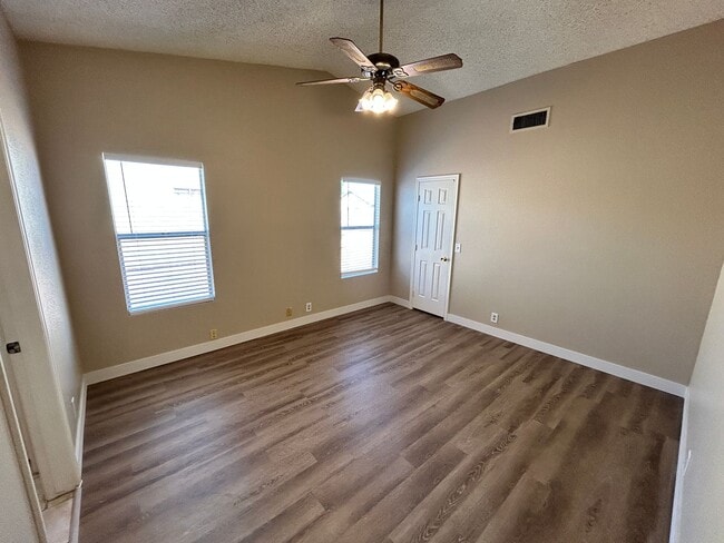 Building Photo - *NEW* Paint *NEW* Flooring *NO* HOA Glenda...
