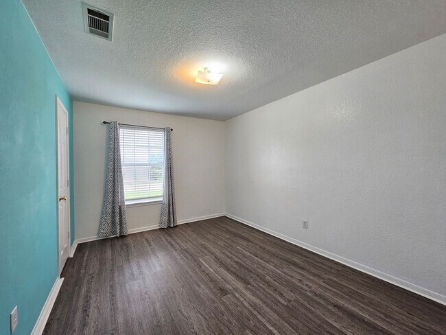 Building Photo - REDUCED RENT - AMAZING RENT SPECIAL & MOVE IN READY!