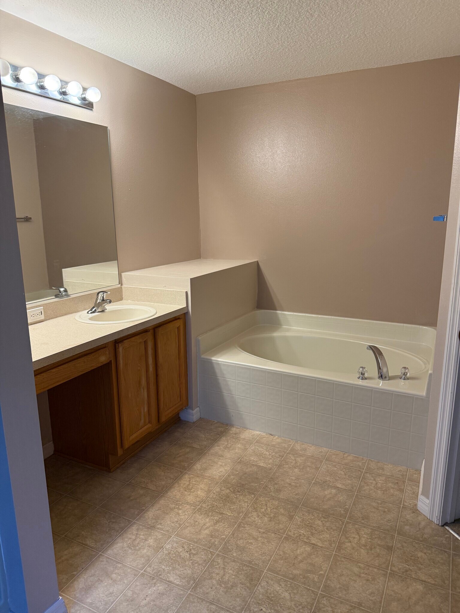 Building Photo - 49 Hemlock Trce