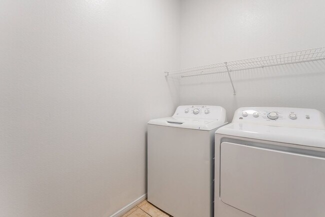 Building Photo - You're going to love this 4 bedroom 2.5 bath! Looks and Feels Brand New!