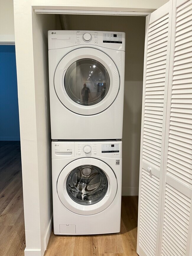 Building Photo - 9938 Lull St