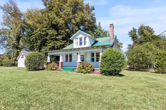 Building Photo - Country Classic with Modern Convenience!