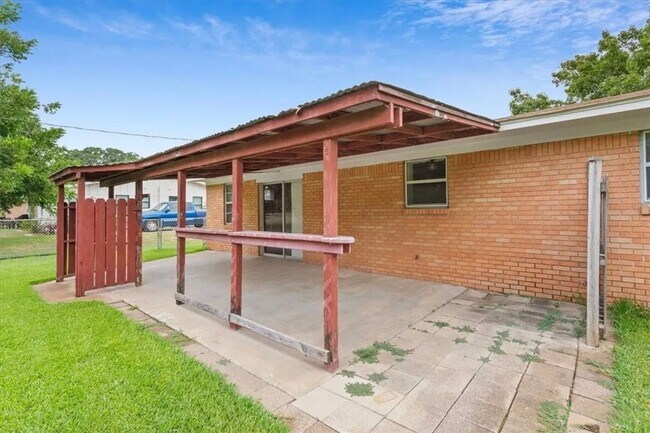 Building Photo - 316 Cranbrook Dr