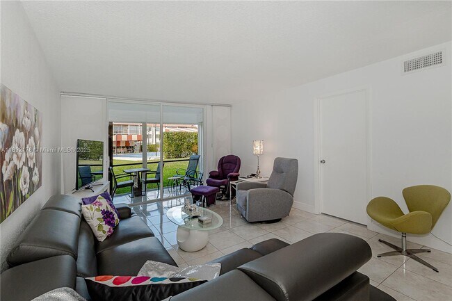 Building Photo - 9410 N Hollybrook Lake Dr