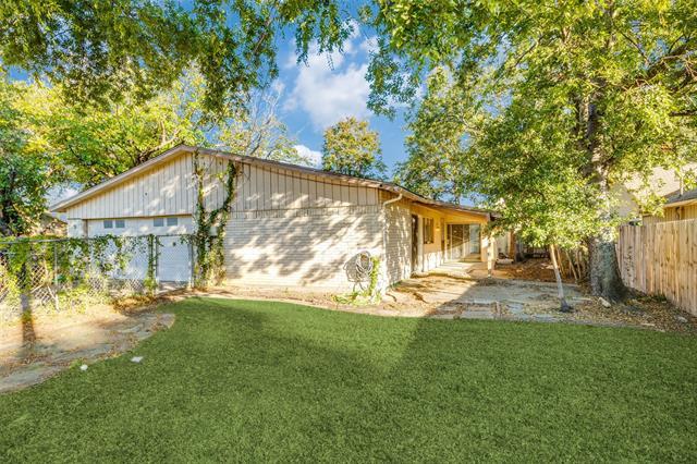 Building Photo - 2200 Briarwood Dr