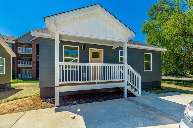 Building Photo - 2005 S Lyerly St