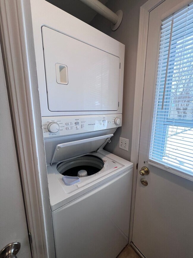 Building Photo - Updated 2 Bedroom Side by Side Duplex!