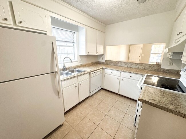 Building Photo - Myrtle Beach - 2 Bedroom / 1.5 Bathroom Townhome