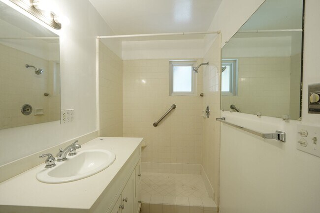 Building Photo - 220 Lilac Ct