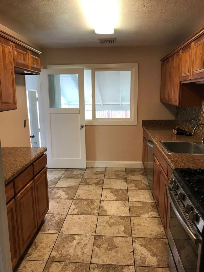 Building Photo - 3110 Oak St