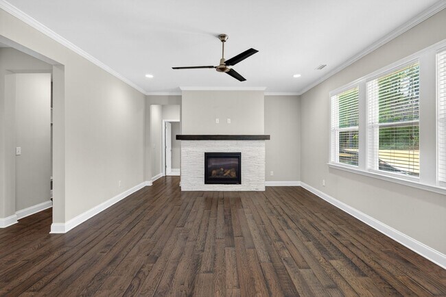 Building Photo - “5-Bedroom Home with Bonus Room & Resort-S...