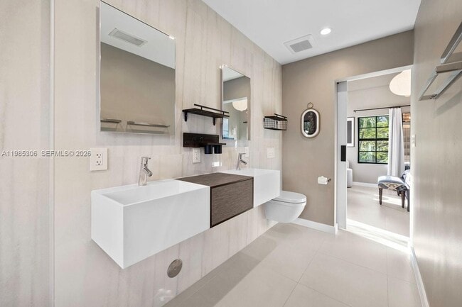 Building Photo - 151 NE 43rd St