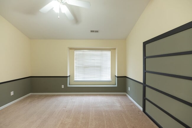 Building Photo - 117 Goldfinch Ave