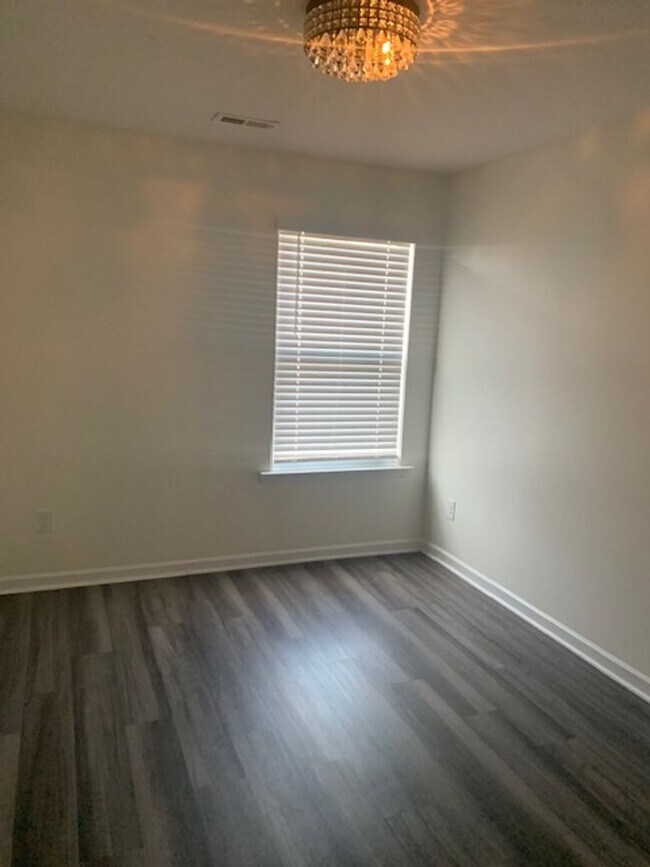 Building Photo - Townhouse