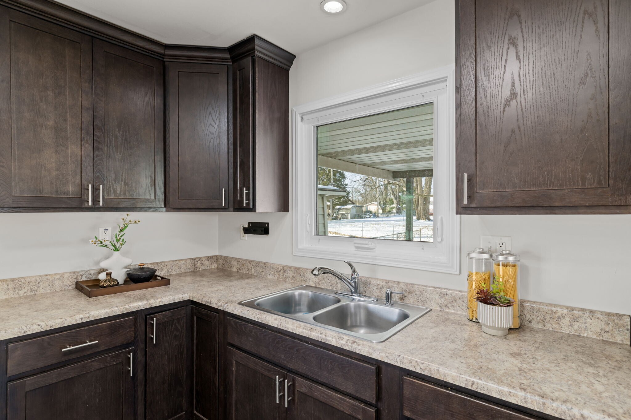 Building Photo - 1655 Fenmore Dr