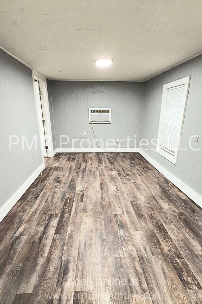 Building Photo - 2 Bedroom/ 1 Bathroom House