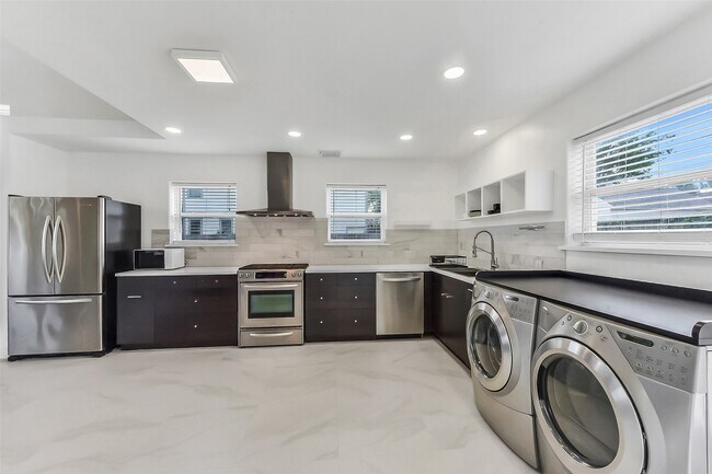 Building Photo - 1813 Crockett St