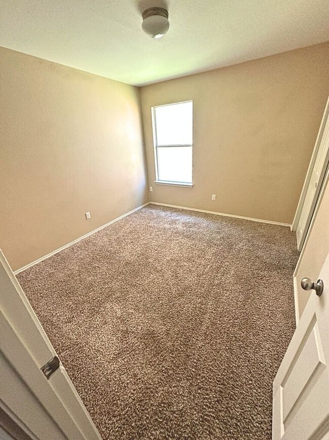 Building Photo - AVAILABLE NOW!