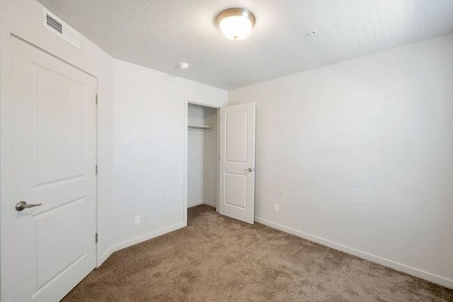 Building Photo - Beautiful Modern Orem Condo w free interne...