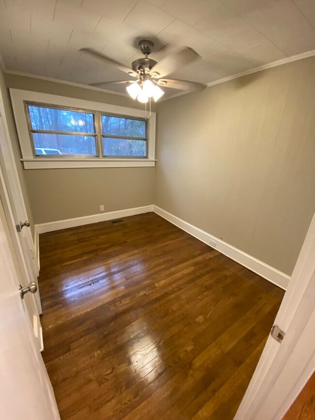 Building Photo - Freshly renovated 4 bedroom 2 bathroom hou...