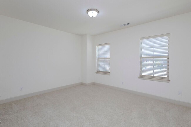 Building Photo - This house offers beautiful open floor plan with high ceilings and lots of natural light.