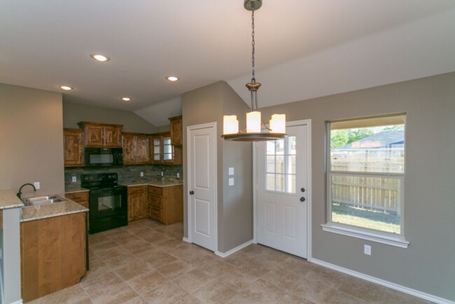 Building Photo - MOVE IN READY $200 OFF 1st month's rent -S...