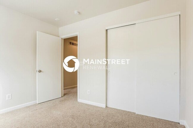 Building Photo - 3 Bedroom Pet-Friendly Home in DENVER, CO with Main Street Renewal