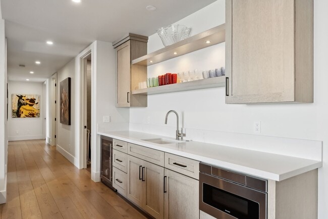 Building Photo - 3450 Ridgeway Dr