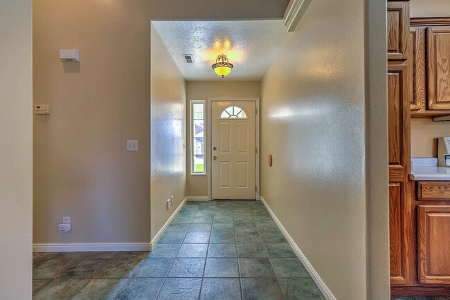 Building Photo - Beautiful Home in Green Valley