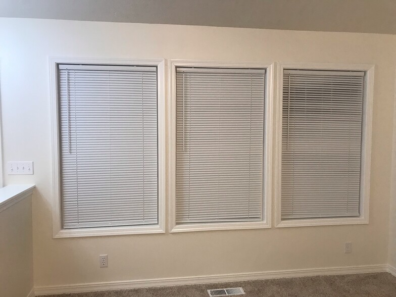 New Blinds in rooms - 2521 E Apricot Dr