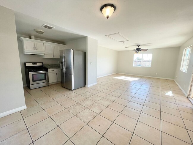 Building Photo - 2 Weeks Free Move-In Promo! Charming 4-Bed...