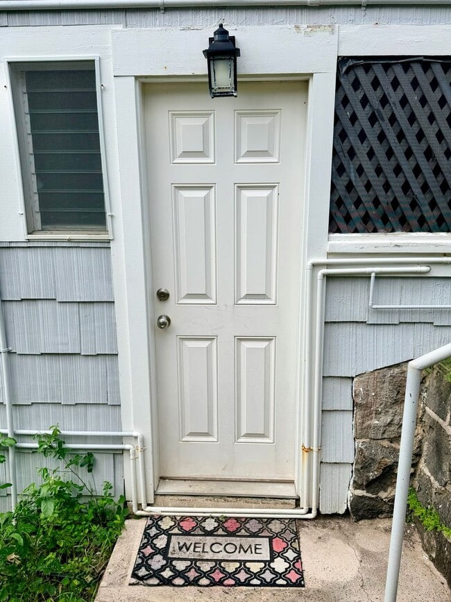 Building Photo - Remodeled studio residence with a panoramic view (Lower Manoa)